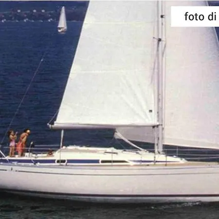 Barca A Vela Confortevole Botel Genova