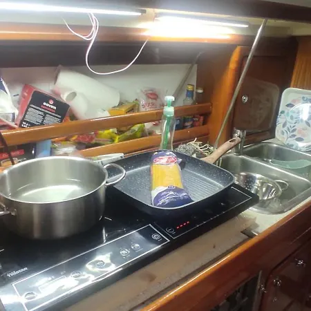 Botel Barca A Vela Confortevole Genova